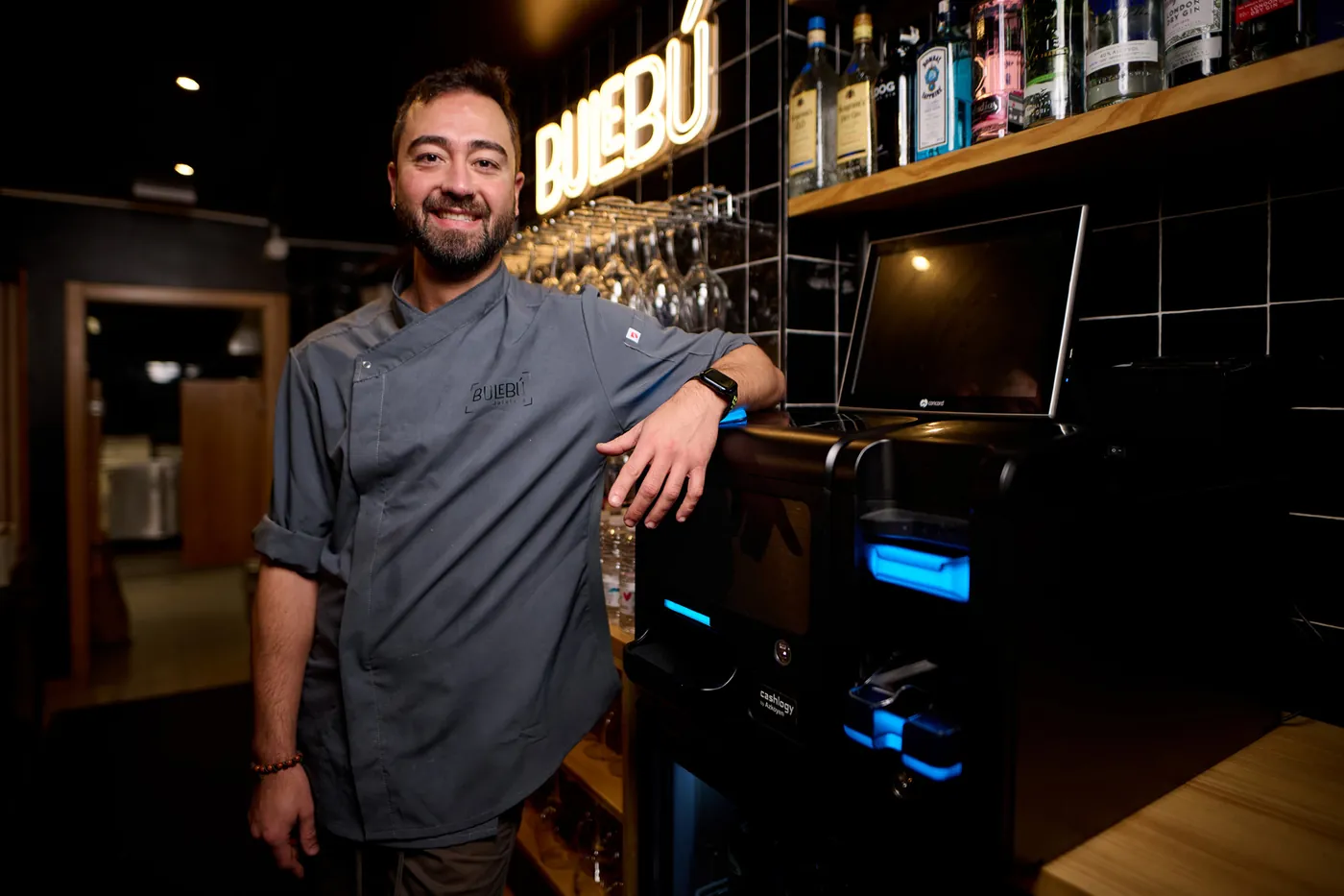 Alfredo Pedrosa, del Restaurante Bulebú, junto a su máquina Cashlogy en la barra